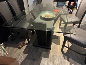 For sale glass table, chairs in excellent shape.