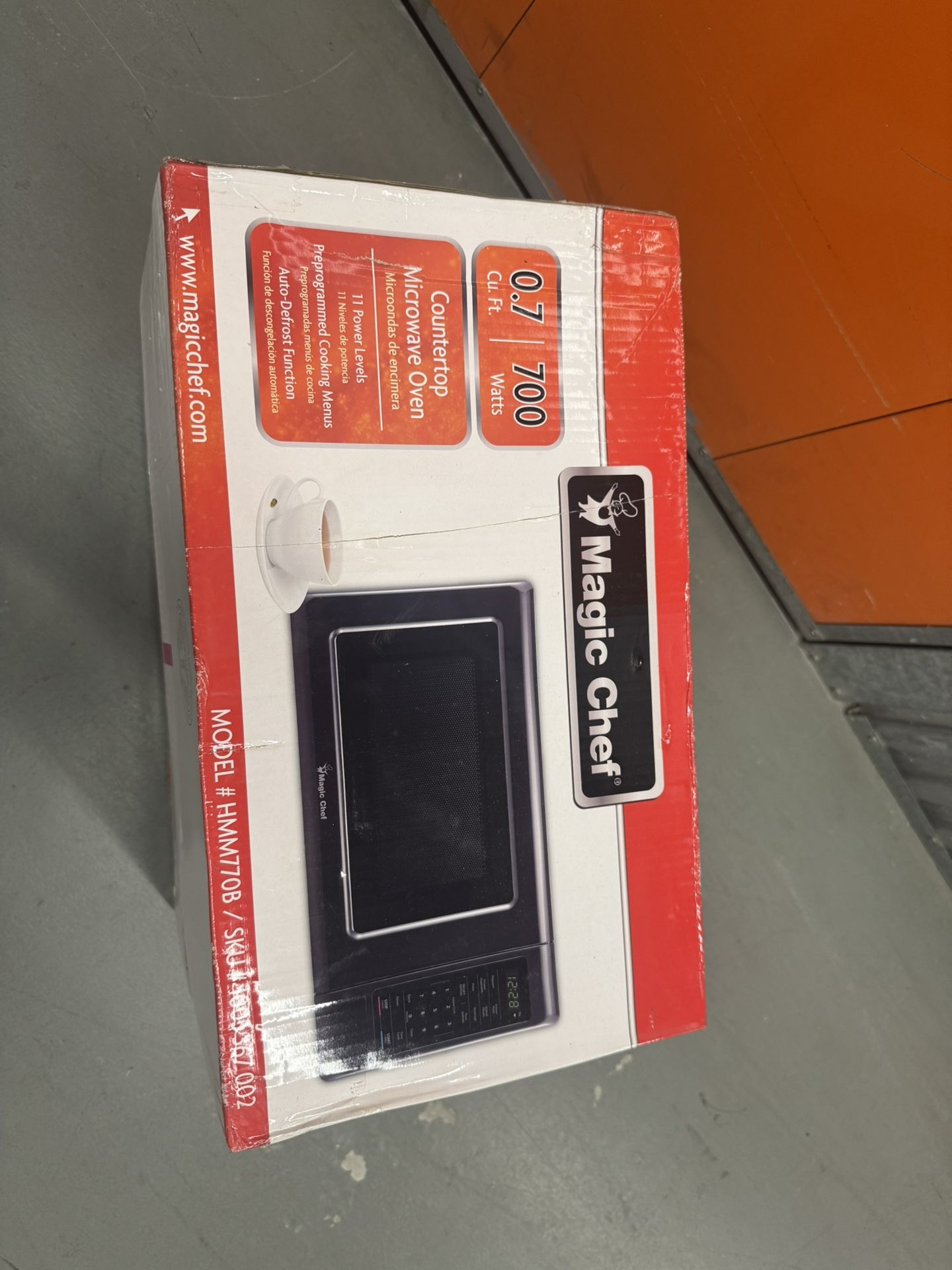 Microwave New MAGIC CHEF 700 W NEW!