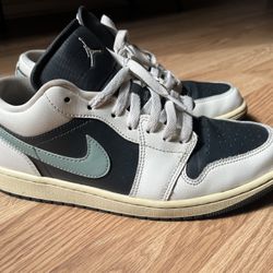 Jordan 1 Low Smoke Women’s 11 Men’s 9.5