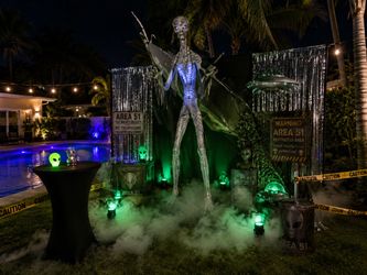 Spirit Halloween 10 Ft Giant Death Ray Alien Animatronic