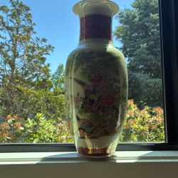 cute vintige vase with a flower pattern that I bought for 130$
