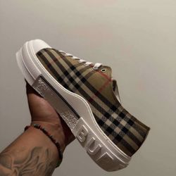 BURBERRY SHOES (SIZE 11)