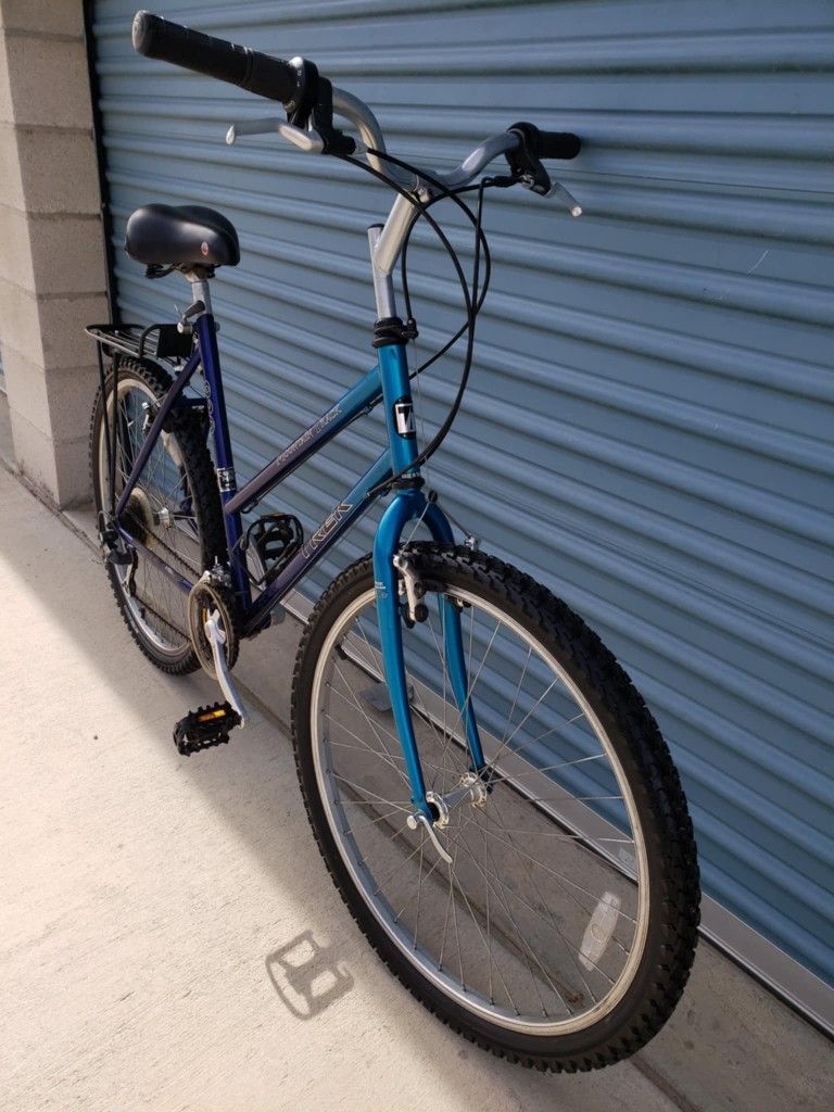 TREK HYBRID BIKE 21 SPEEDS TIRE 26 SIZE L