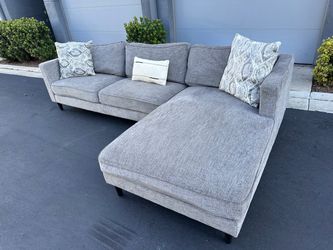 Absolutely gorgeous living spaces sectional couch !!