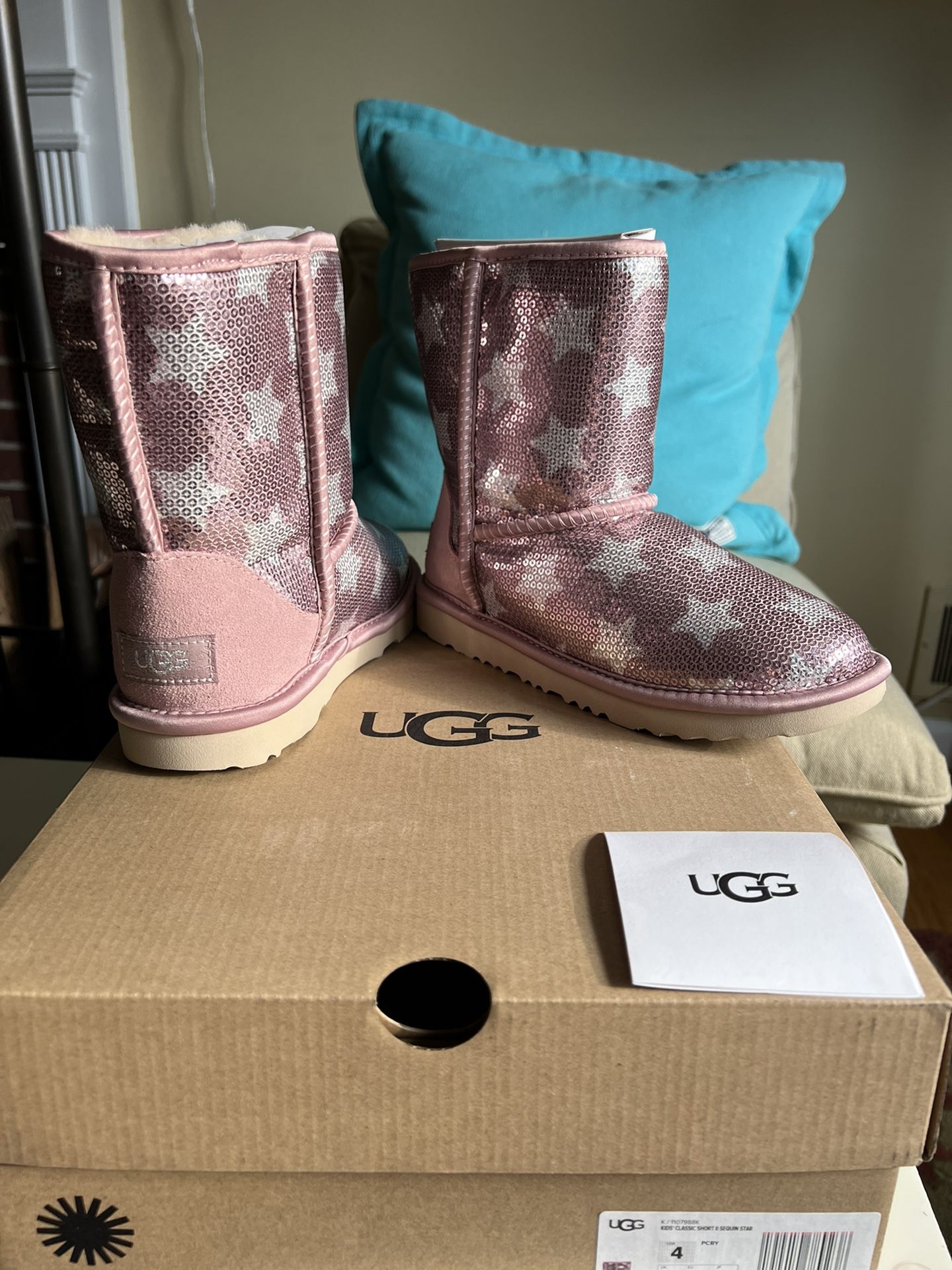 UGG Boots for Kids - Classic Short II Sequin Star in Crystal Pink - BRAND NEW IN BOX