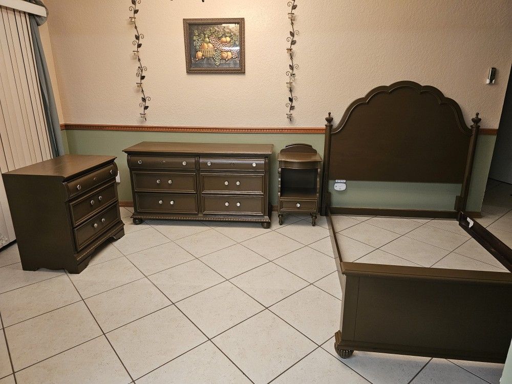 Queen Size Bedroom Set