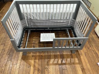 Convertible Crib and Changing Table with drawers