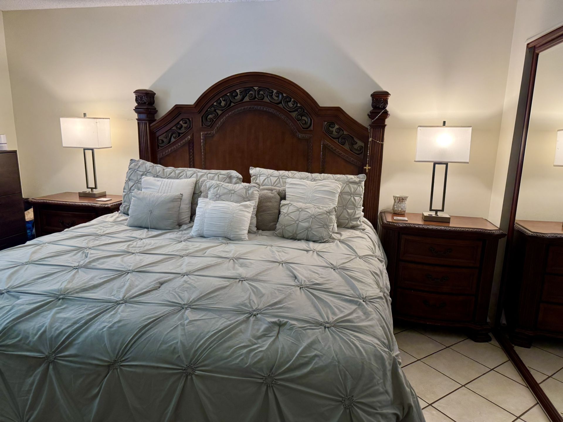 Beautiful Bedroom Set. King Size Solid Wood !