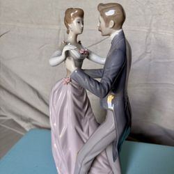 Authentic Lladro #1372  “Anniversary Waltz” - Retired