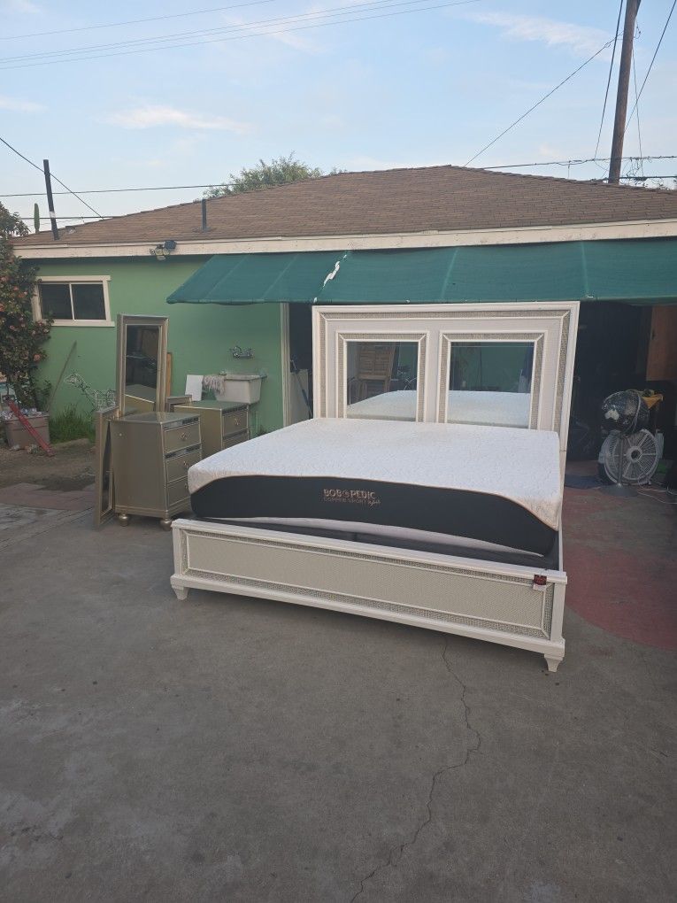 Modern King Size Bed With Nightstands/Mirror