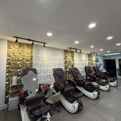 5 Pedicure chairs with massage with cup holder