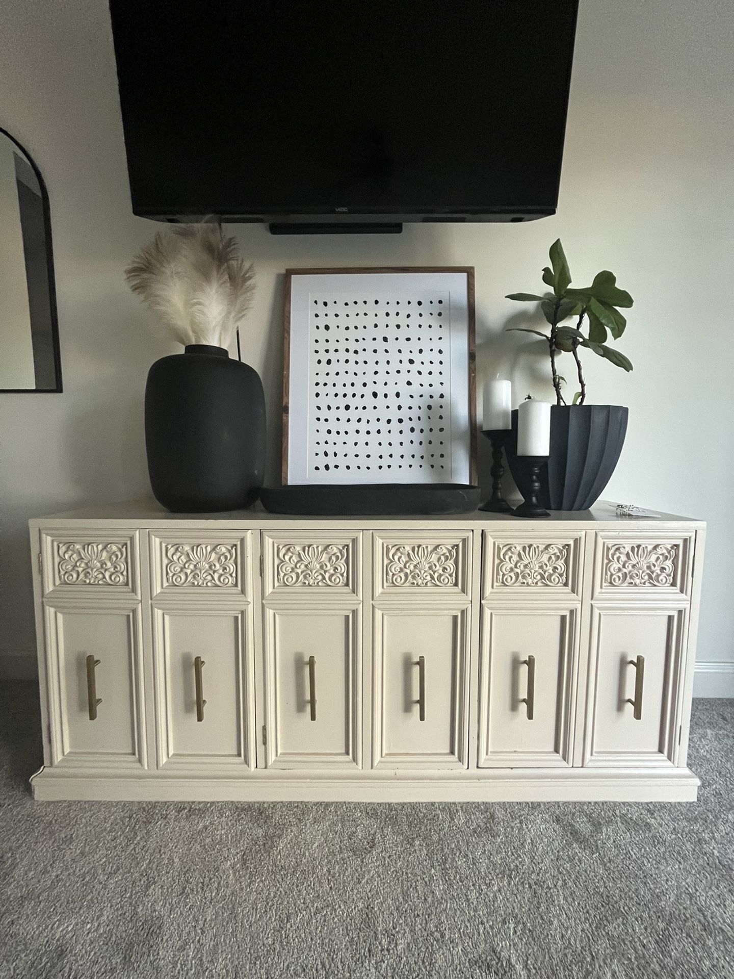 Hutch, Tv Stand