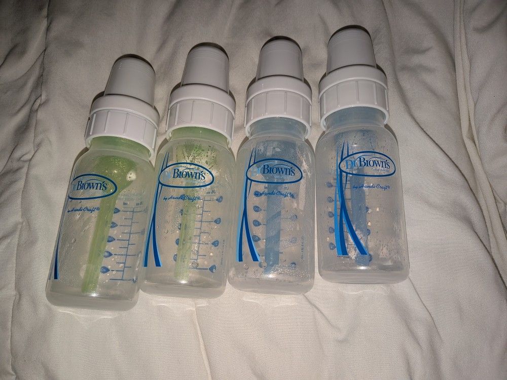 13 Bottle Lot And Munchkin Bottle Sterilizer 🤍