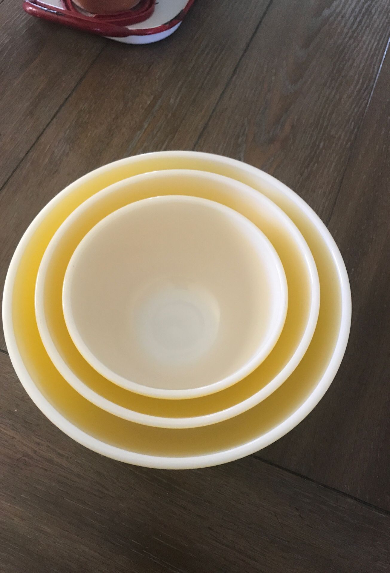 Beautiful vintage Pyrex nesting bowls yellow. No chips or fading