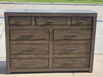 DRESSER