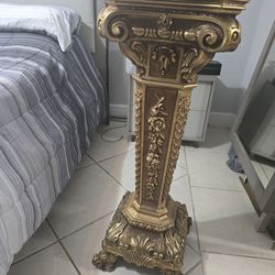 Gold pedestal onix top