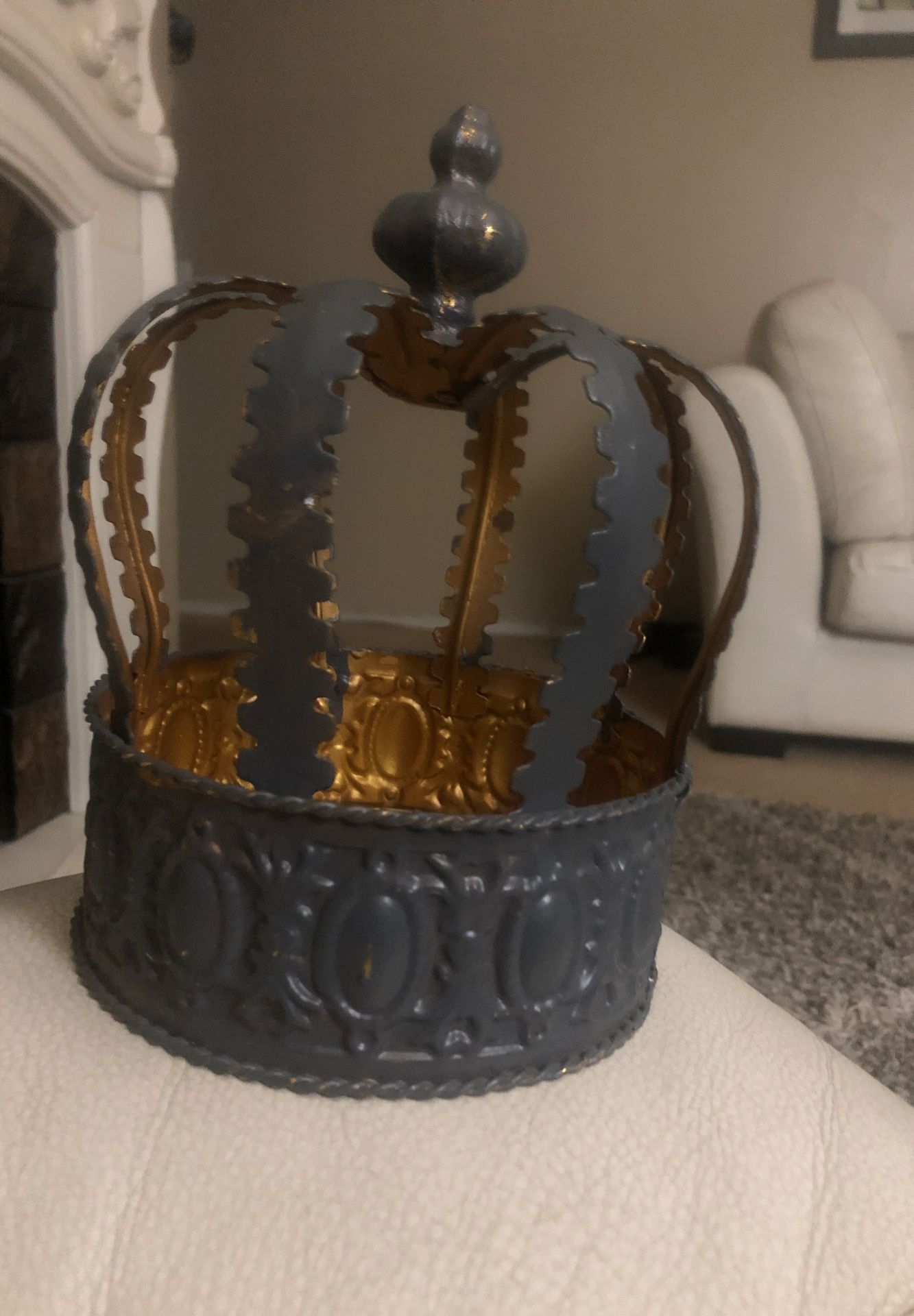 Queen crown candle holder
