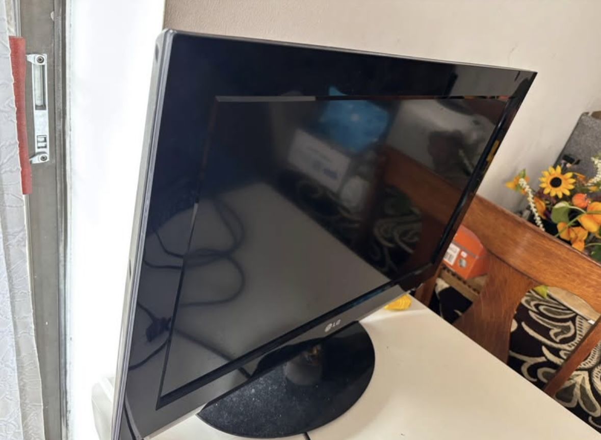 LG TV WITH BUILT-IN DVD PLAYER!