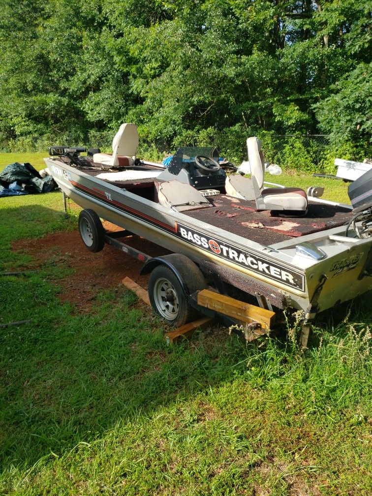 1989 Tracker marine Tournament TX