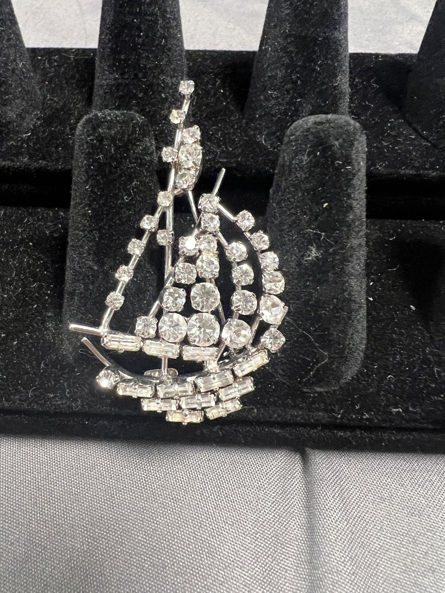 Rhinestone Sailboat Brooch/pin