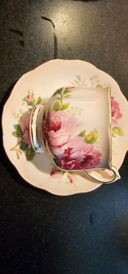 Standard Tea Cup & Saucer/ Bone China Royal Albert