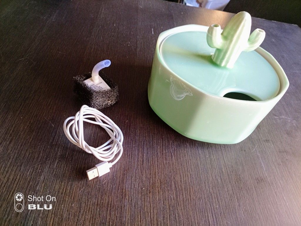 Pet water fountain with usb connection