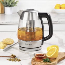 sur la table digital kettle with infuser