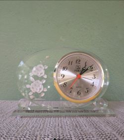 Vintage Quartz Pamay acrylic oral with floral design desk clock
