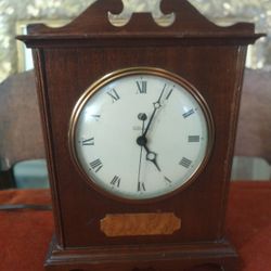 Warren Telechron Co. Electric Mantel Clock / Model 4H99 "The Knickerbocker" Circa 1939-44
