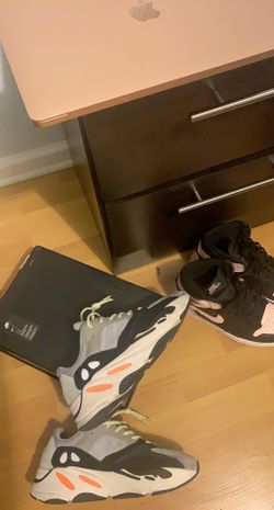 Yeezy wave runner size 9