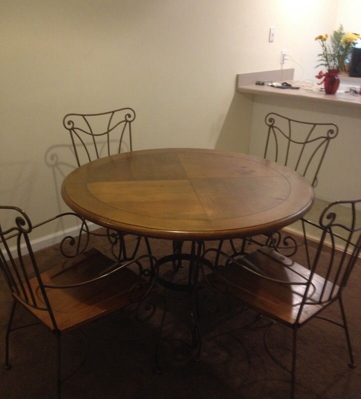 Dining Room Table & Chairs