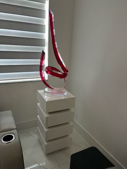 Pedestal con pieza de acrílico