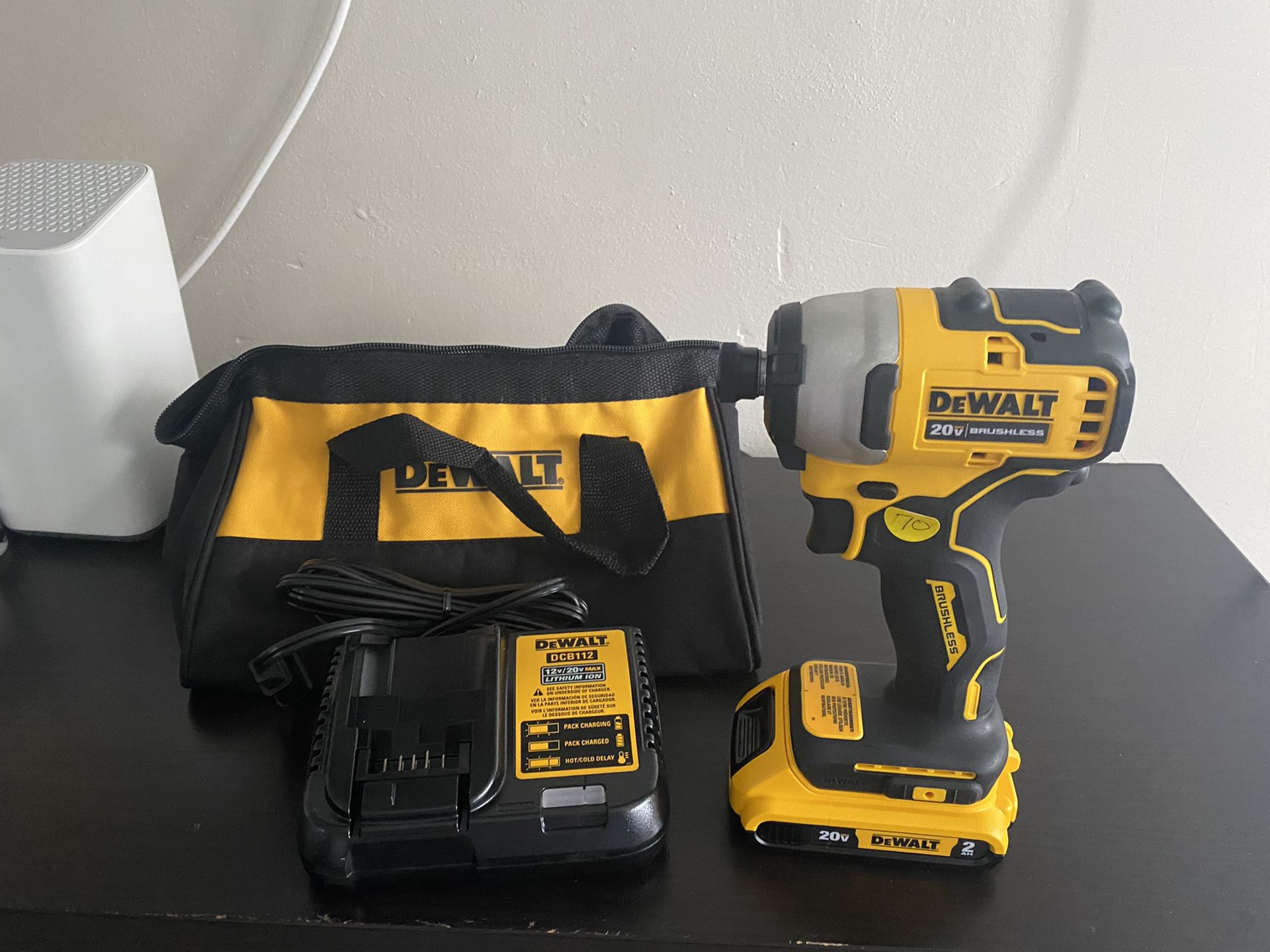 NEW DEWALT BRUSHLESS KIT IMPACT DRILL BATTERY AND CHARGER