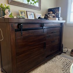 Dresser / Cabinet / Tv stand