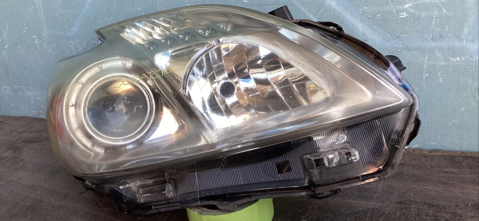 2012-2015 TOYOTA PRIUS HEADLIGHT RH . OEM 