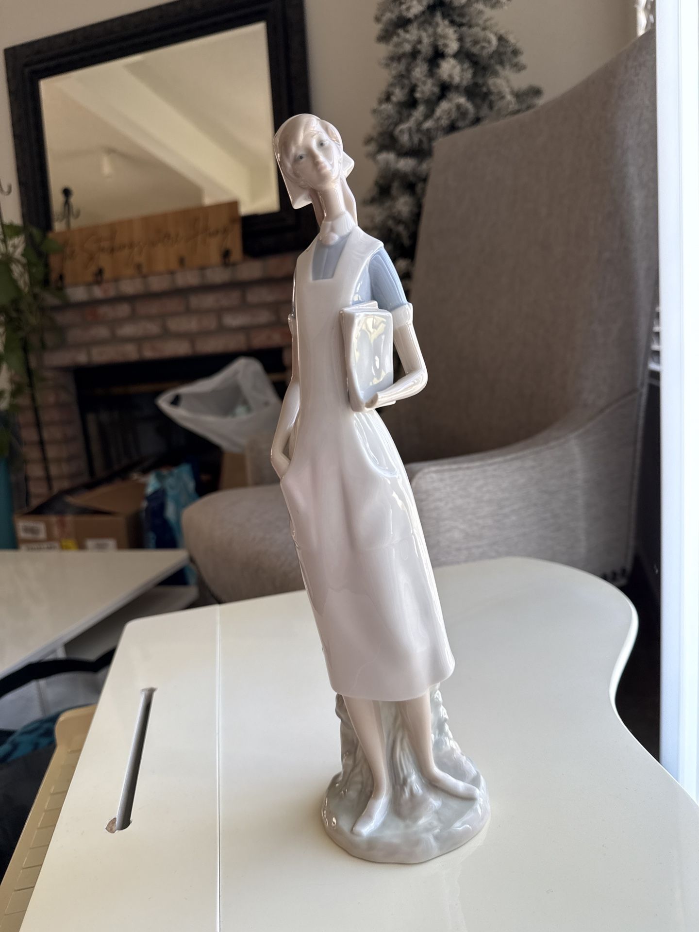 Lladro Nurse Figurine 👩⚕️ 🏥