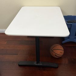 Ikea Desk 31” X 47” Adjustable height 24”-32”