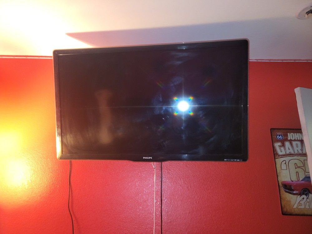 Big TV, 55 Inch I Believe. Works Just Don't Have Much Room For It Anymore. Come Pick It Up For Like 20 Bucks