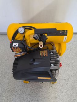 DEWALT D55151 portable compressor very nice condition .