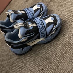 Off white Glove runners