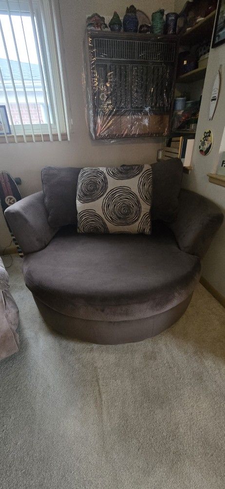 Round Swivel Chair