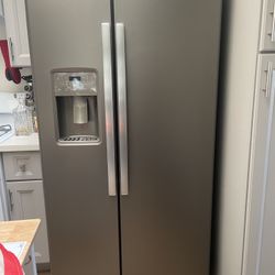 GE 23in Side By Side Fridge 