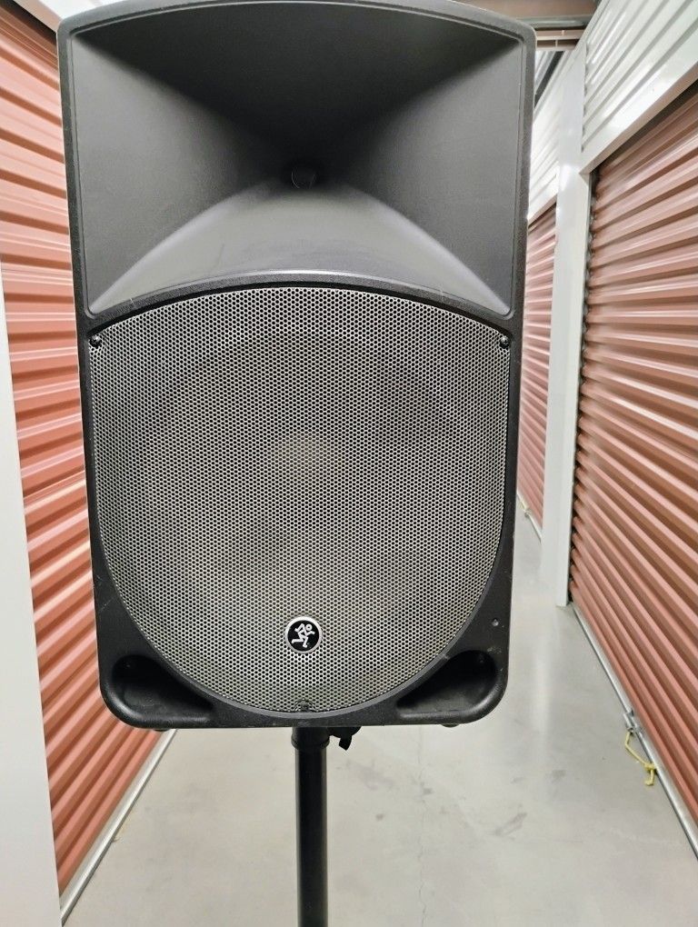 1 - 1300 W 15 In Mackie Powered Speaker With Stand