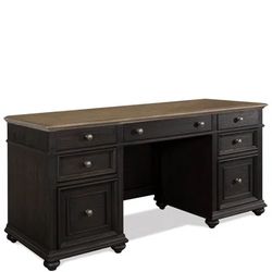 Executive Desk (Magnussen)