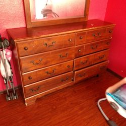Dresser With Mirror. 