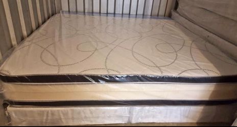 King size Pillowtop Mattress and Free box spring (pick up/delivery)
