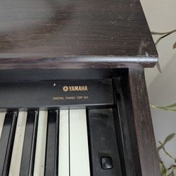 yamaha digital piano is in great shape. 