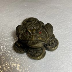 Brass Prosperity Frog brings good fortune and health