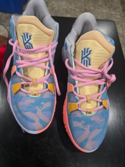 Nike Kyrie 4s  Size 8