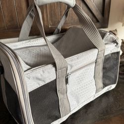 Portable soft-sided pet carrier bag